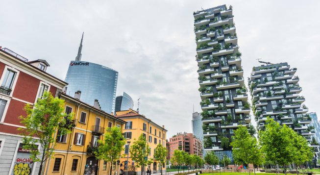 Bosco Verticale e grattacieli di piazza Gae Aulenti, Milano © shutterstock