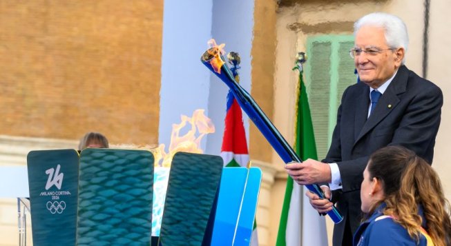 Il presidente Mattarella inaugura il viaggio della fiamma olimpica