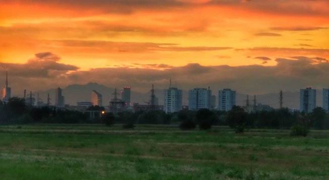Milano al tramonto © Flickr / Ylbert Durishti