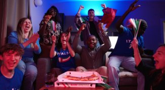 Du' Spaghi: cena, musica e dibattito sull'italianità ai Bagni Pubblici di via Agliè