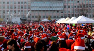 Raduno dei Babbi Natale 2025 a Torino: festa solidale per il Regina Margherita in Piazza Polonia
