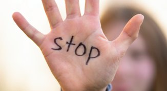 No alla violenza sulle donne: piazza Leopardi si tinge di rosso in vista del 25 novembre