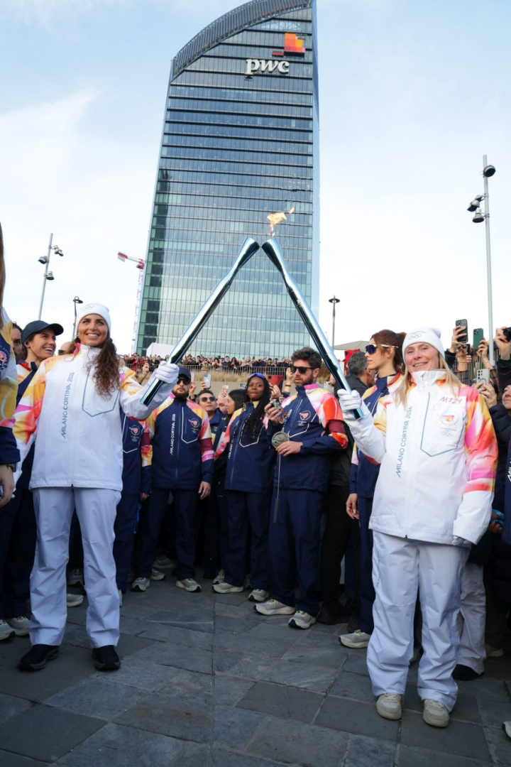 Fiamma Olimpica a Milano: giorno 1 (Tessa Worley e Jessica Fox)
