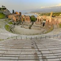 Esplora la storia al Teatro Antico di Taormina: esperienza immersiva nell'anfiteatro
