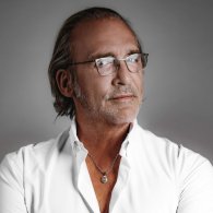 Luca Ward in Il talento di essere tutti e nessuno