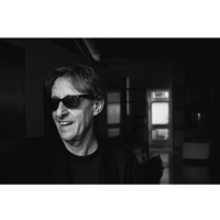 Canio Loguercio in scena a Napoli: monologo e canzoni tristi degli anni Sessanta