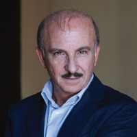 Carlo Buccirosso in scena a Cittanova: commedia tra famiglia e imprevisti teatrali