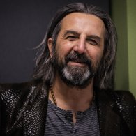 Omar Pedrini in Canzoni sul Saper Vivere ad uso delle Nuove Generazioni