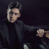 Jaeden Izik-Dzurko in concerto - Serate Musicali