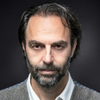 Neri Marcorè in Gaber: mi fa male il mondo