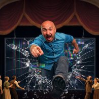 Spettacolo teatrale, commedia surreale