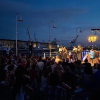 L'uomo migliore in scena all'Isola delle chiatte, Porto Antico