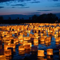 Water Lantern Festival, esperienza sensoriale con luci galleggianti al tramonto