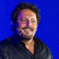 Enrico Brignano in scena al Teatro Carlo Felice con Bello di mamma