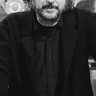 Vinicio Capossela in scena al Duse con "E morte non avrà dominio