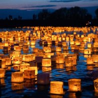Water Lantern Festival, esperienza sensoriale con luci galleggianti al tramonto